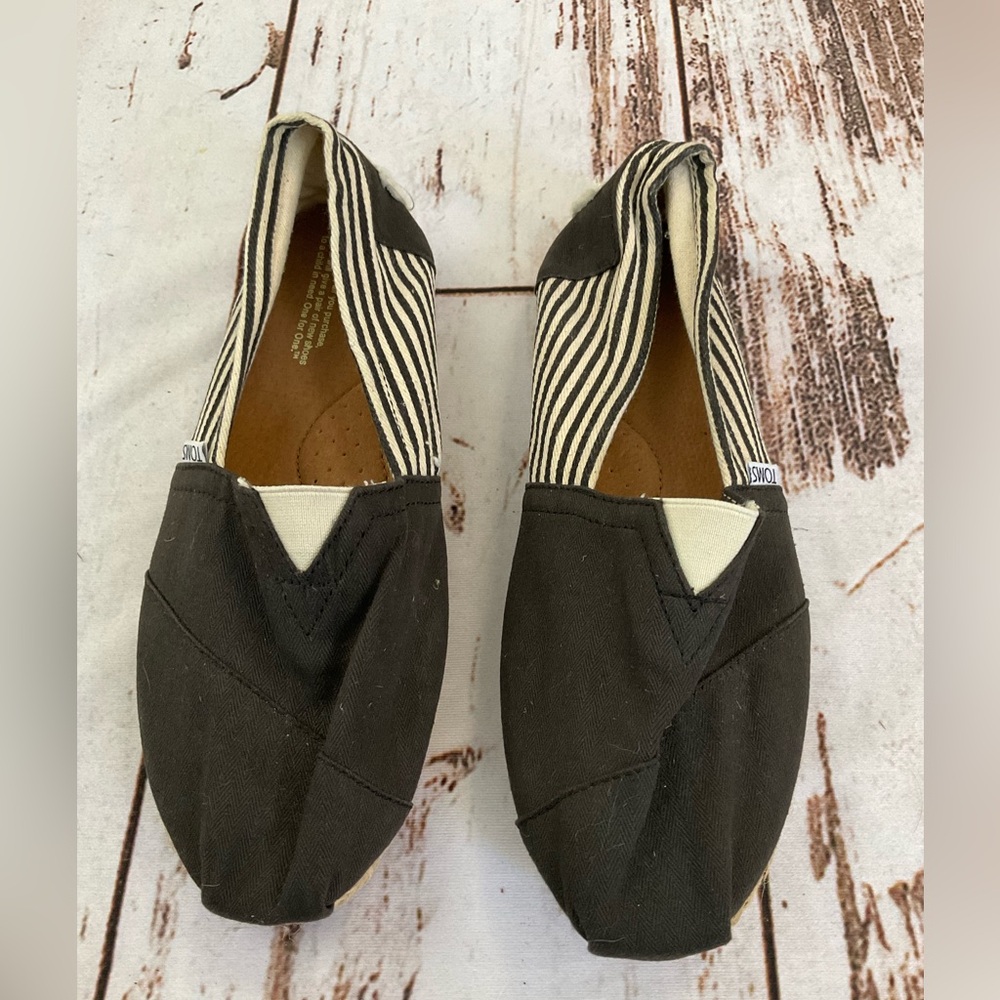 NWOT TOMS DISTRESSED BLACK AND CREAM STRIPPED ESPADRILLE STYLE SLIP ON SHOES